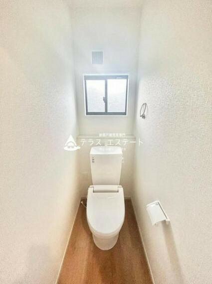 同仕様写真（内観） 小窓が付いているので明るくシンプルなトイレが1階と2階についております！※写真は同一タイプもしくは同一仕様