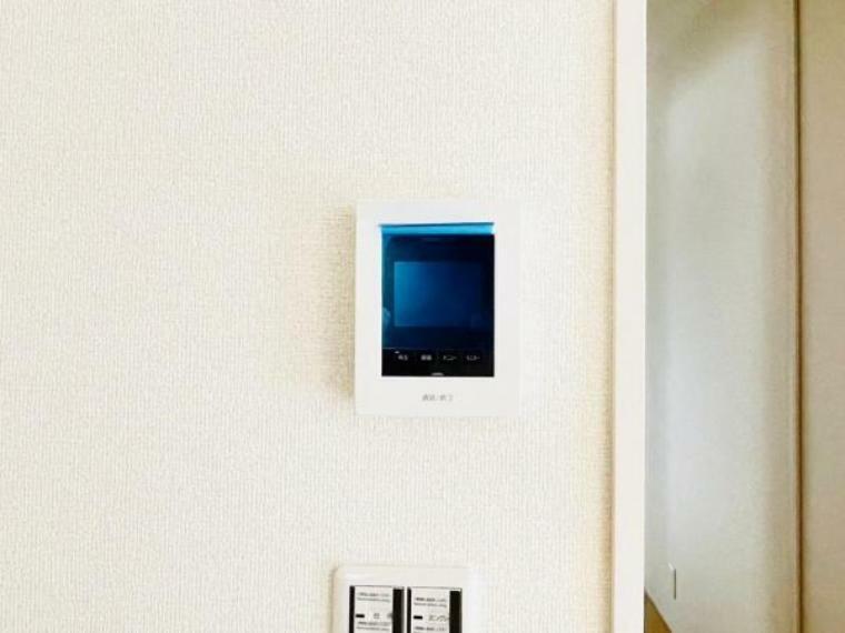 TVモニター付きインターフォン 映像と音声で玄関先の様子をチェックできるモニター付インターホン。
