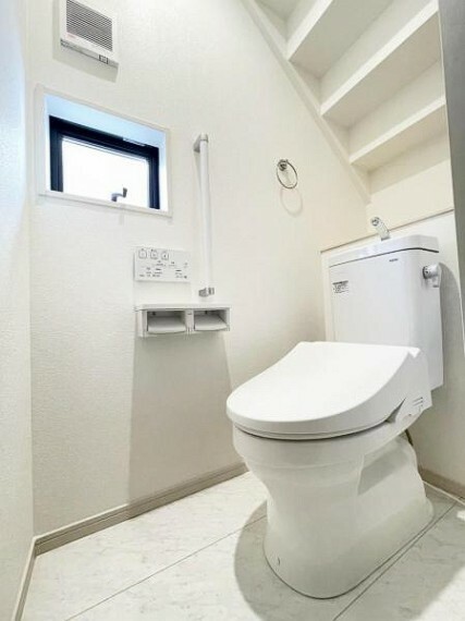 キッチン （トイレ）温水洗浄便座付きのトイレで、毎日快適にお使いいただけます。窓がありますので、空気の入れ替えもスムーズです！