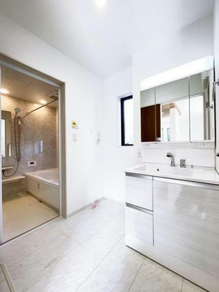（洗面室）身支度を整えやすいゆとりあるパウダールーム。洗面化粧台は三面鏡とシャワー付です。