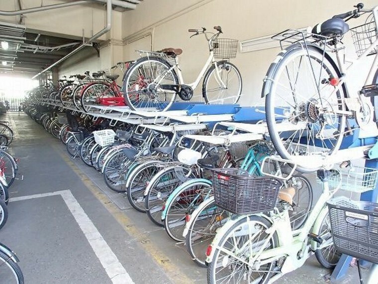 きちんと整頓された自転車置き場。管理状態の良さがうかがえます。