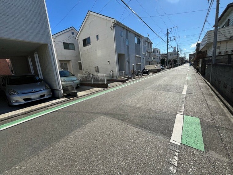 現況写真 南側道路の場合は長い時間光を入れ込むことができるため、庭やリビングを道路側に持ってくることが多く土地価格も高い傾向にあります。一方北側道路だとリビングや庭が南側になりプライバシーを守ることができます。