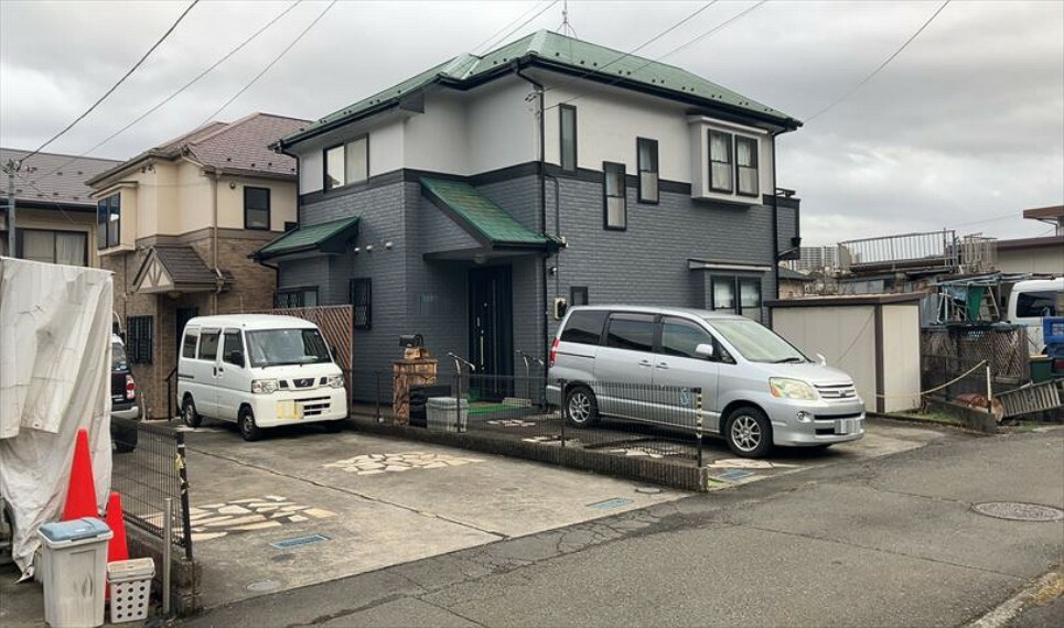 住宅用の土地では前面道路に2m以上接していなければならないと法律で定められています。しかし、お持ちの車のサイズやライフスタイルなどにより、2mでは利便が悪い場合もございますので、事前に確認しましょう。