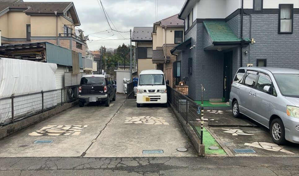 南側道路の場合は長い時間光を入れ込むことができるため、庭やリビングを道路側に持ってくることが多く土地価格も高い傾向にあります。一方北側道路だとリビングや庭が南側になりプライバシーを守ることができます。