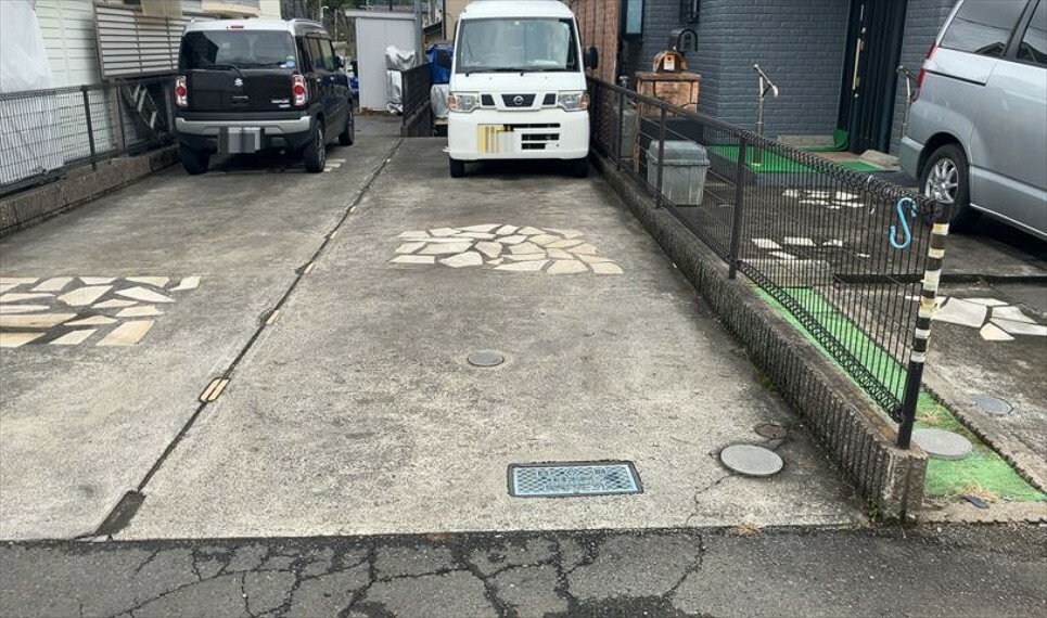 車一台あたりに必要なスペースは、標準サイズの普通自動車で横幅2m50cm、長さ5mは必要になります。ただし、乗降のことも考慮して横幅3m30cm、長さ5m50cmほどは確保できるところを選びましょう。