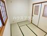 和室 落ち着きのある和室は、和風のインテリアや畳の床が特徴で、日本の伝統的な雰囲気を感じさせる心地よい空間です。こちらの和室はリビングに隣接しているため、ダイニングとしてや来客用スペースなど用途多様です。