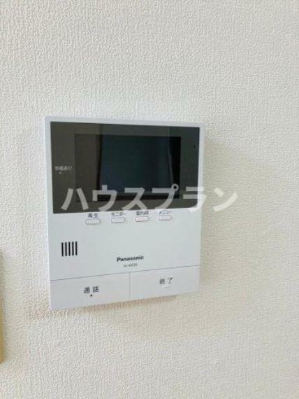 TVモニター付きインターフォン 防犯面も安心のモニター付きインターホン。 テレビモニターを利用することで、室内での快適な受付や訪問者とのコミュニケーションがスムーズに行えます。お子様のお留守番にも安心ですね。