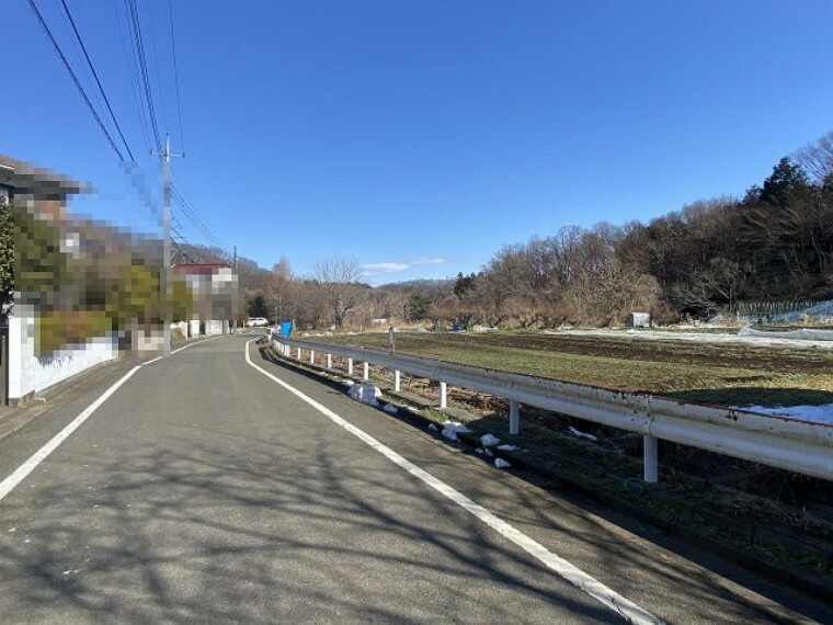 現況写真 道路を挟んで市街化調整区域の為、緑の多い風景が広がっています