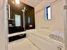 浴室 【2号棟】浴室は湿気がたまりやすく、換気扇だけではどうしてもカビが出てしまいやすい場所。窓があるだけで、あっという間に換気ができますのでお風呂のカビお掃除も気持ちが良いです。