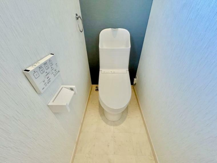 トイレ 2階トイレも標準設置です！混雑の解消はもちろん、階段の上り下りが必要ない為、夜間の利用も安心ですね 洗面所・1階トイレと同じく、大理石調の床が高級感と清潔感を演出します