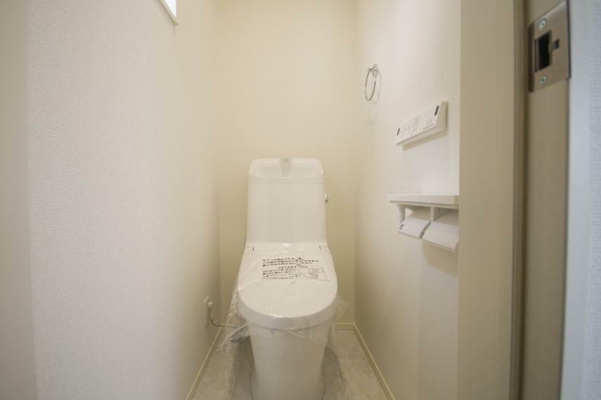 トイレ 快適な生活を送るための必須アイテムとなった洗浄機能付トイレ。おしり洗浄、ビデ洗浄、暖房便座の3つの機能を標準装備しています。