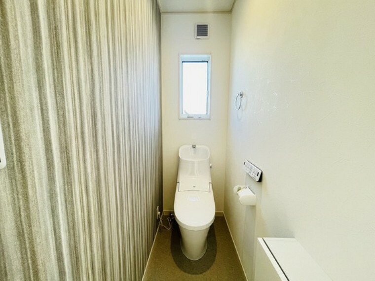 トイレ トイレは1階と2階でアクセントクロスを変えています。
