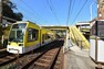 市電 南鹿児島電停JR駅側のホームに鹿児島駅前方面の電車が発着する。車椅子は不可。1日平均乗降人員は1326人（2015年）出典: 『ウィキペディア（Wikipedia）』　近隣には志學館大学、仁