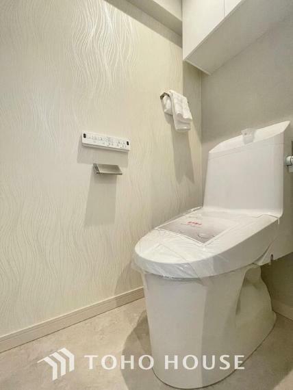 トイレ 「リフォーム済・トイレ」トイレは、快適な温水洗浄便座付きトイレです。収納が付いて実用性も兼ね備えた造り。いつも清潔な空間であって頂けるよう配慮しました。