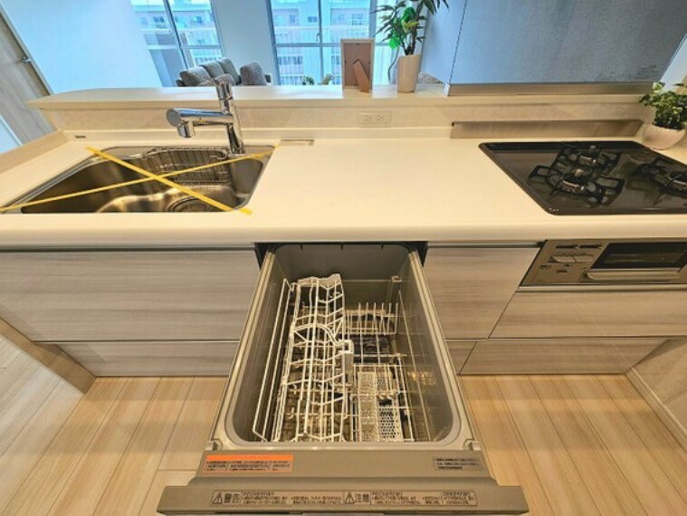 他の家事をしている間に洗浄など、様々なシーンで奥様の時短に役立つ食洗機。