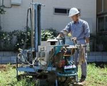 構造・工法・仕様 住宅に不同沈下等の事故が発生すると、その修復は大掛かりなものとなります。このリスクを減らすために当社は地盤調査を外部機関に委託して実施し、その調査データに基づいて地盤改良（補強）工事を行います。