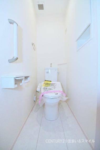 白が基調の落ち着いたトイレ空間です。立ち座りに便利な手すりがついています！
