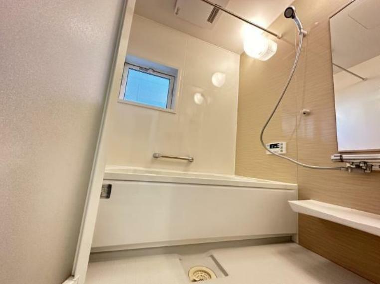 浴室 心と身体をリフレッシュさせる癒しの空間でもあるバスルームには、オートバスを搭載しています！窓がついているので換気もバッチリです！
