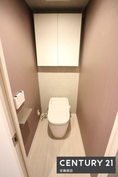 【　トイレ　/　toilet　】<BR/>ウォッシュレット付きトイレ<BR/>明るく清潔的で、ちょっとした棚があるのが嬉しいポイント！