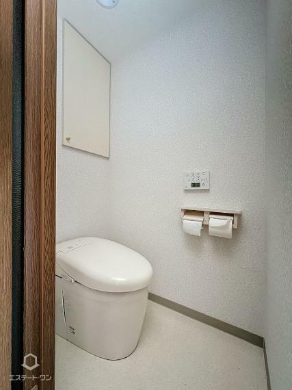 トイレ お掃除が簡単な、タンクレストイレ（*^^*） 収納もあり、トイレットペーパーやお掃除用品なども置けそうです（*^^*）