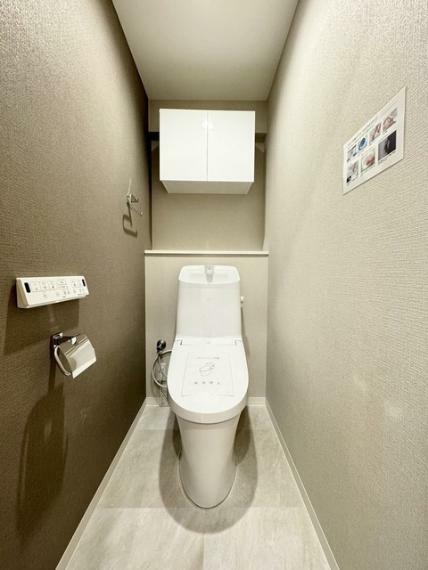 トイレ 上部に収納棚があり、トイレットペーパーや掃除用具をスッキリ収納できます！