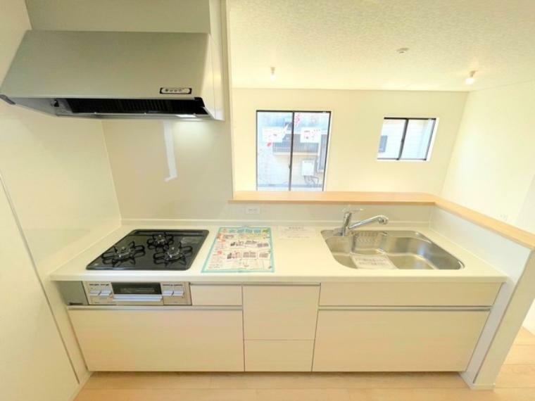 ～広々キッチンスペース～<BR/>・キッチンスペースは余裕のある広さとなっており、キッチン内のでのすれ違いも楽々。<BR/>・お料理や洗い物がしやすい設計となっております。