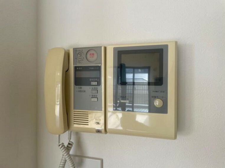 TVモニター付きインターフォン お子様のお留守番時も、鍵の開錠前に確認ができ安心のモニターインターホン。