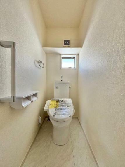 トイレ 清潔な洗浄機能付温水シャワートイレ