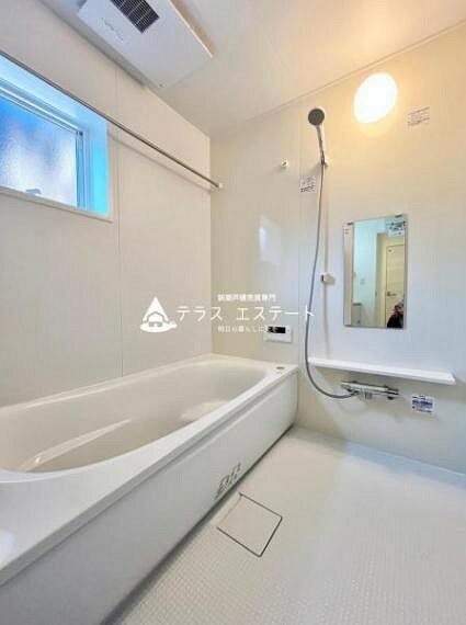 浴室 エコベンチ浴槽で半身浴を楽しむことが可能です 節水にもつながるのが嬉しいポイントですね。