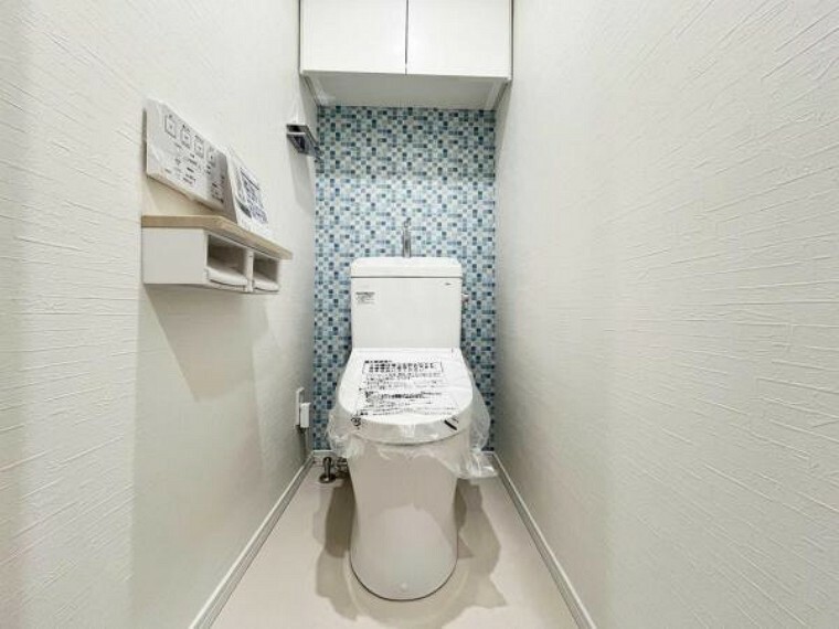 トイレ 収納スペースもあり、トイレ内もスッキリ綺麗に保てます。