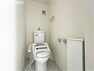 トイレ 2階トイレ　収納カウンター、温水洗浄機能付。