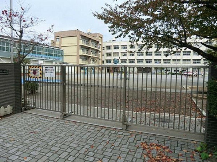 小学校 横浜市立鶴見小学校まで約600m