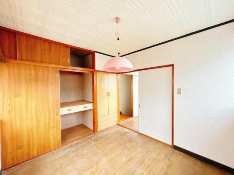 【リフォーム中】二階洋室6畳です。床はクッションフロアを張り、壁は新しい壁紙を張り、天井は塗装します。