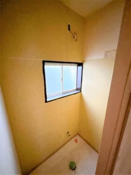 【リフォーム中】トイレは新品交換し、床材と壁天井の壁紙を変えます。