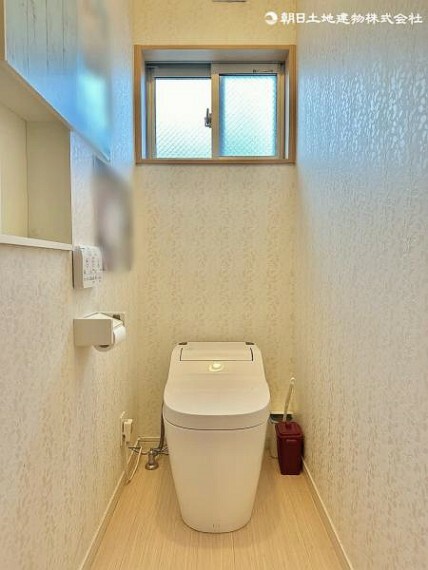 トイレ 2階トイレはタンクレス。スタイリッシュなデザイン。ウォシュレット付きでトイレ環境を清潔に保てます。