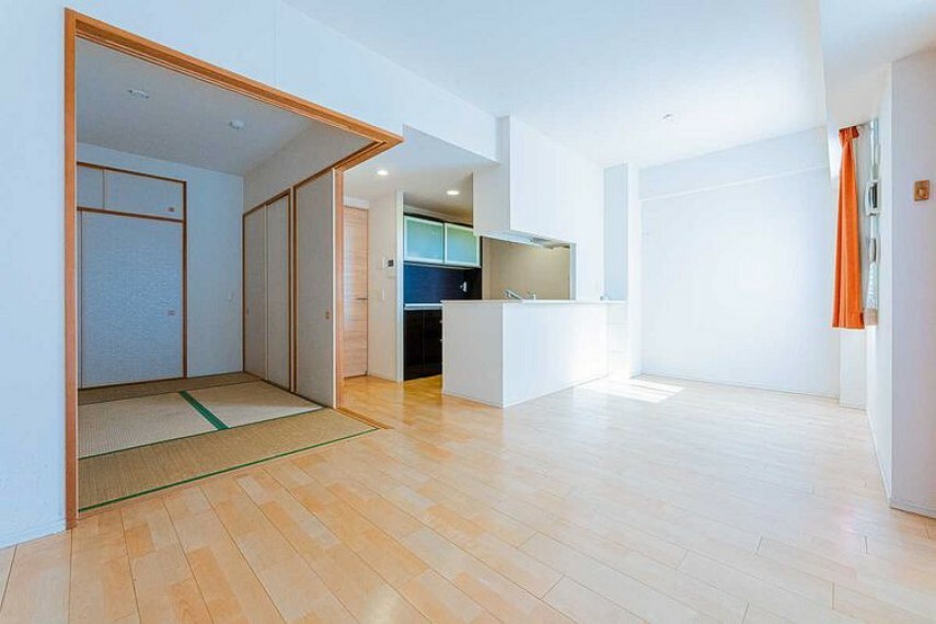 居間・リビング 家具の様な木目調の面材がお部屋に馴染み、心地よい空間を演出します。
