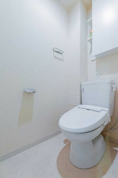 トイレ トイレには吊戸棚、温水洗浄便座を設置しました。