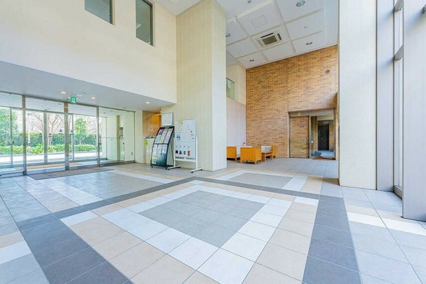 エントランスホール 住まいの第一印象を決めるエントランスホールは清潔感もあり、管理の良さが伺えます。