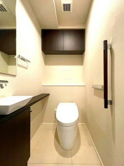 トイレ 【トイレ】上部には収納付。スタイリッシュなデザイン性。タンクレス洗浄機能付きトイレ。