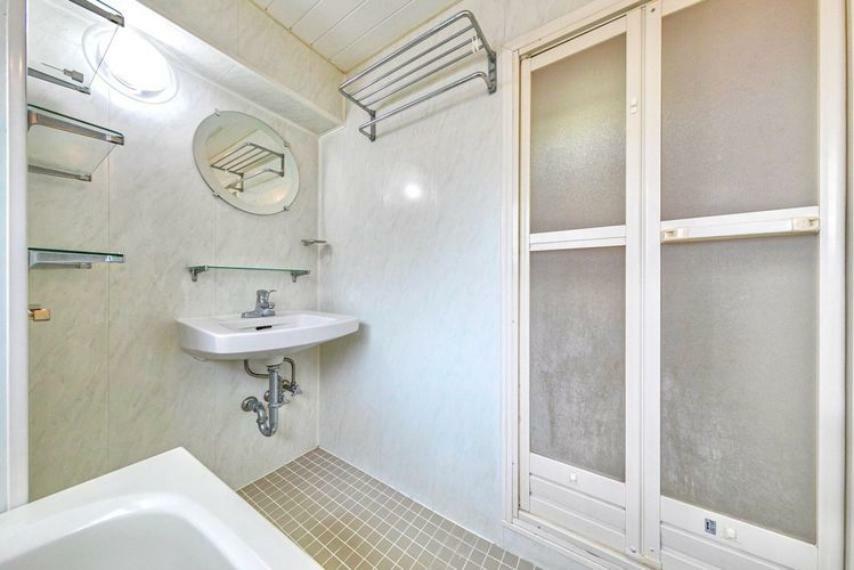 【浴室】白を基調とした清潔感のある浴室です。