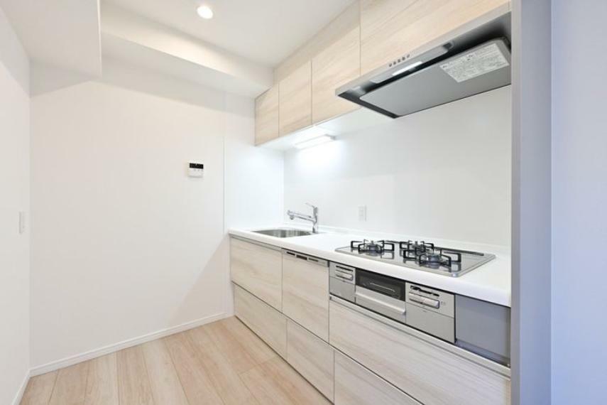 キッチン 【キッチン】キッチンの壁を上手に使って自分らしい空間に。背面にはカップボードなどを置くスペースもあります