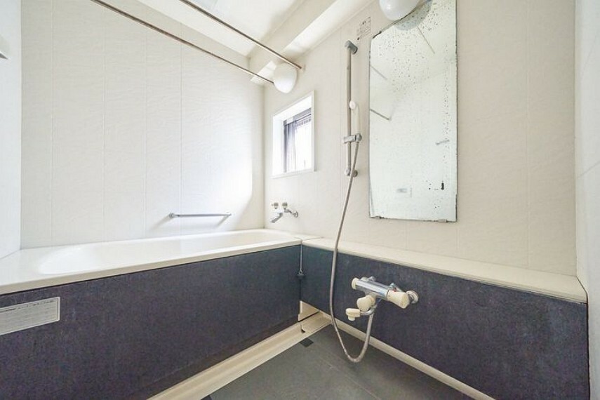 浴室 窓付きの浴室。お風呂のカビ防止になるのでお掃除もしやすくなります。