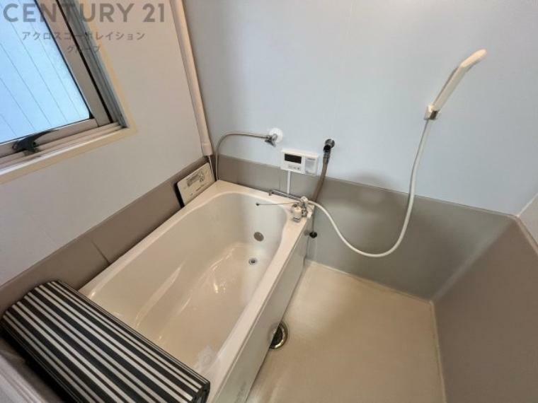 浴室 ユニットバスは省スペースでありながら、シンプルな設計と使いやすさを備え、簡便なメンテナンスが可能です。大きな窓付きで換気にも便利です。