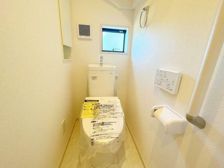 トイレ 現地（2024年5月）撮影 温水洗浄機能付で清潔感のあるトイレ。