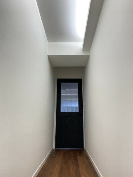 廊下の天井には間接照明