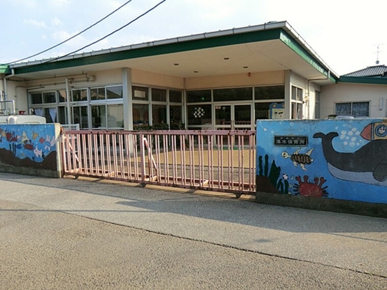 幼稚園・保育園 利用時間　7時から20時まで注:18時以降は延長保育（別料金）休業日　日曜日・祝日・年末年始（12月29日から1月3日）駐車場　7台