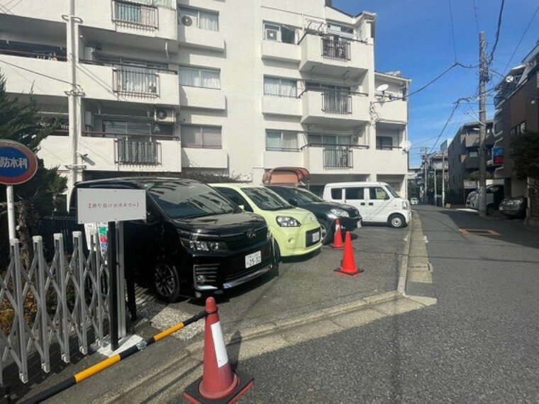 敷地内駐車場 週末は家族でドライブが楽しめますね。