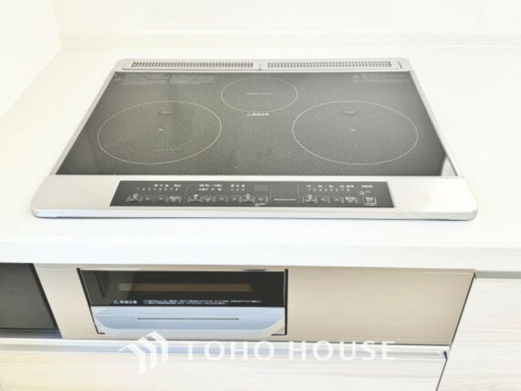 IH（電磁誘導加熱）の技術を用いたコンロ型の調理器具。室内の空気が汚れず、鍋の底以外は発熱しないので安全性が高いとされる。