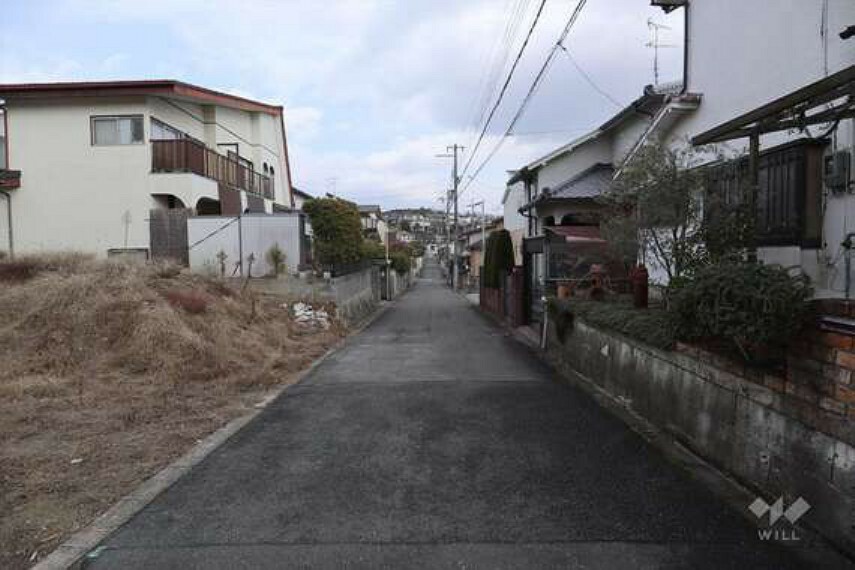 現況写真 物件の南東側前面道路（南西側から）［2024年2月11日撮影］