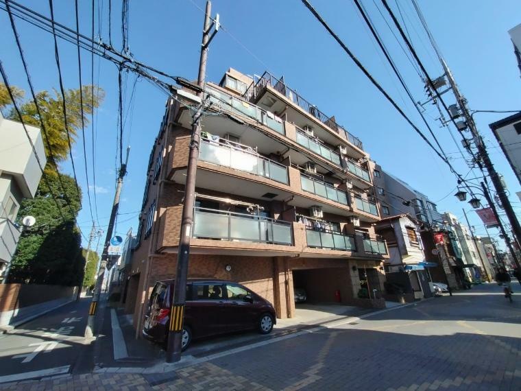 北浦和駅から徒歩4分、商店街を歩くとすぐの立地にございます。最上階でルーフバルコニーも付いたお部屋になります。